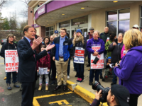 Senator Richard Blumenthal, Democrat from Connecticut,  speaks to Wallingford Stop & Shop strikers. Photo by Peter DiNatale/The Choate News